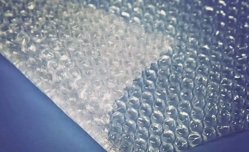 Как защитить хрупкий товар с помощью пузырчатой пленки?