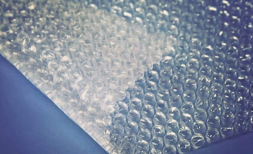 Как защитить хрупкий товар с помощью пузырчатой пленки?