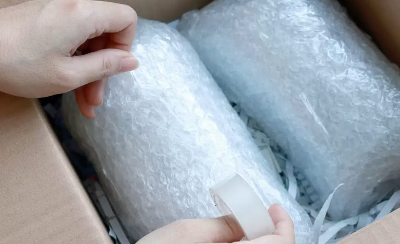 Как защитить хрупкий товар с помощью пузырчатой пленки?
