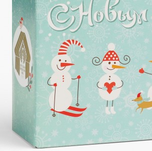 Коробка для конфет с новогодним дизайном, который привлекает внимание