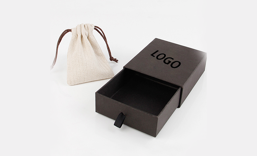 korobki-s-logotipom-dlya-ukrasheniy-kak-podcherknut-eksklyuzivnost-vashego-brenda (3).png